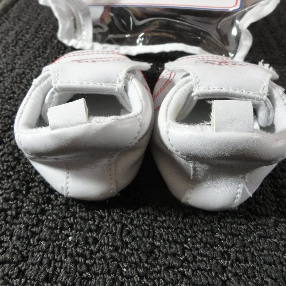 Boston Red Sox Skidders baby shoes.CUTE MLB ~New~0-6 months. Baseball fan